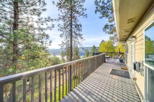Nine Mile Falls Hideaway Scenic Retreat on River