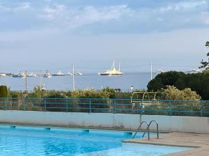 F2 climatisé, piscine, parking, tout à pied