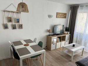 F2 climatisé, piscine, parking, tout à pied