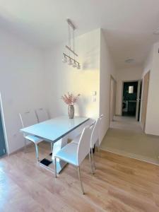 Spacious rooms with Balcony and Garage