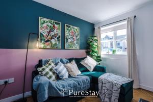 Stylish Grimsby 3-bedroom House with Wi-Fi & Parking Sleeps 6 by PureStay - 3-star hotels in Grimsby