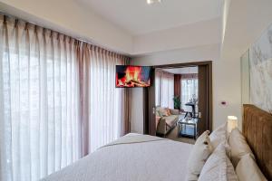 Chic Centric 1BR Apt, King Bed