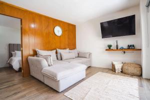 Bungalo with pool and lake view in Cajititlan