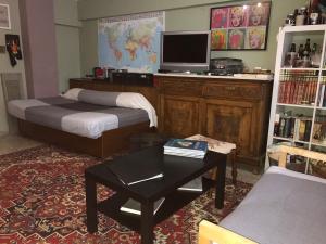 500Mbps WiFi Budget Studio 1min from Attiki metro station