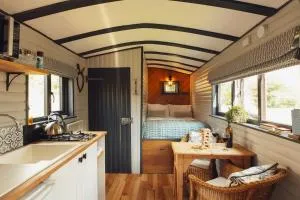 Lomu - Cosy Coastal Shepherd's Hut with Log-Burner and WiFi - 索尔瓦