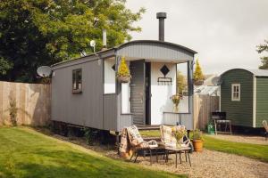 Lomu - Cosy Coastal Shepherds Hut with Log-Burner and WiFi