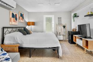 Luxury 4BR for 14-& Jacuzzi 6 Min Beach & Airport