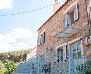 Caviro-traditional Stone House In Chora