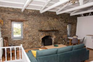 Caviro-traditional Stone House In Chora