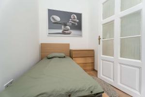 Ghetto Wall - Gozsdu Court Three Roses