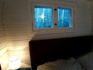 Koselig blått hus - utsikt Losna