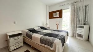 Apartamento no Calçadão da Praia das Pitangueiras - Ar Condicionado - 10 Pessoas