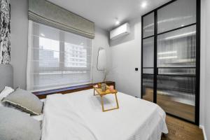 Warsaw Postępu Apartment - Parking, Balcony, AC - by Rentujemy