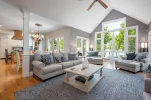 Immerse in Luxury Grand 5BR Lakefront Haven Views - Miltona