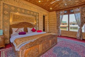 Best View Group Of Houseboats