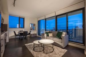 NEW! 22FL Downtown w Tower View & Pool, Free Banff Pass, Parking, Gym, Wine & More!