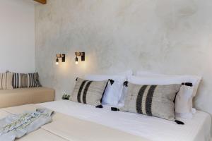 Arch Chora Home next to the Old Castle