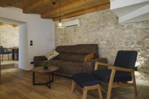 Villa Dalmatina Charming stone house with pool, 40 m from see