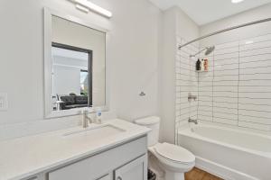 CozySuites Mass with parking lounge & roof deck #32