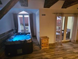 Vířivka a sauna na pokoji,nebo na vlastní terase - Farma u Příbrami