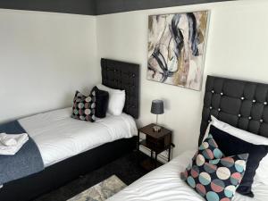 Brighton Bungalow- Spacious 3BR, contractor friendly, close to University & near AMEX Stadium, parking and free WIFI,Garden & BBQ