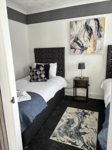 Brighton Bungalow- Spacious 3BR, contractor friendly, close to University & near AMEX Stadium, parking and free WIFI,Garden & BBQ