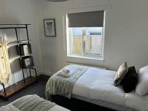 Brighton Bungalow Spacious 3BR, contractor friendly, close to University & near AMEX Stadium, parking,free WIFI,Garden & BBQ, Mobility challenged friendly