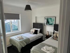 Brighton Bungalow Spacious 3BR, contractor friendly, close to University & near AMEX Stadium, parking,free WIFI,Garden & BBQ, Mobility challenged friendly