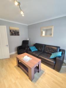 2 Bed Flat Near Station with Parking&Comgarden