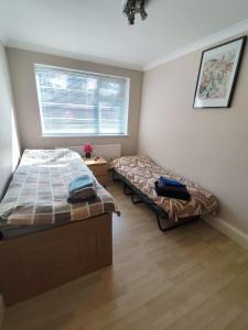 2 Bed Flat Near Station with Parking&Comgarden