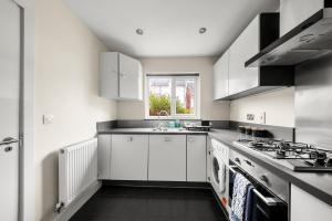 Spacious 3BR House in Reading - Perfect for Business Travellers, Contractors & Families FREE PARKING - Sleeps 8