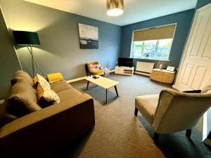 3 bedroom hse with parking & garden sleeps 5