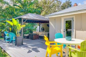 5 Mi to Vero Beach Vintage Home with Sauna and Grill! - 3hvězdičkové hotely ve městě Vero Beach