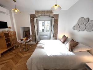 Le Comte - Heart of Dijon - With AC