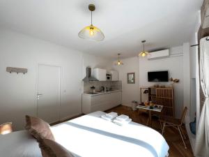 Le Comte - Heart of Dijon - With AC