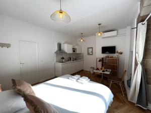 Le Comte - Heart of Dijon - With AC