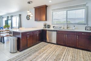 Ewa Beach Apartment ~ 1 Mi to Puʻuloa Beach Park!