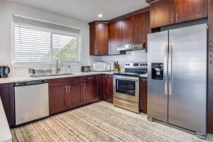 Ewa Beach Apartment ~ 1 Mi to Puʻuloa Beach Park!