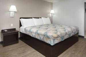 King Room - Smoking  room in Motel 6-Lancaster TX - DeSoto - Lancaster