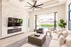 Naples Calming Waves Luxury Home 4-3