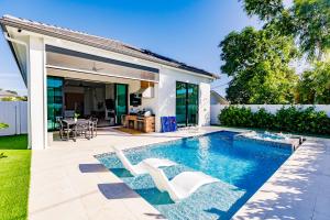 Naples Calming Waves Luxury Home 4-3