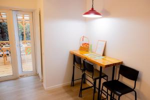 Homey Luxury- entire house, free parking, yard