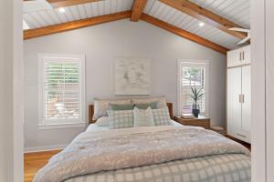 Coast Guard Cottage - 417 Everett St