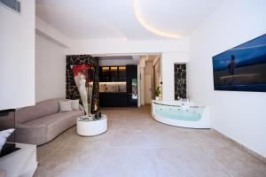 Aphrodite Suite Romantic Jacuzzi & Fireplace