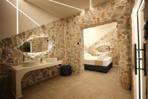Aphrodite Suite Romantic Jacuzzi & Fireplace
