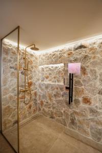 Aphrodite Suite Romantic Jacuzzi & Fireplace
