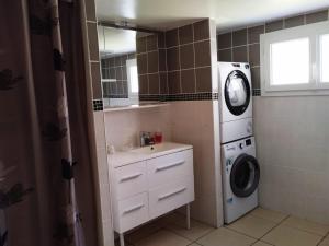 Sejours chez l'habitant Chambre spacieuse agreable fonctionnelle avec acces au wifi : Chambre Double avec Salle de Bains Privative