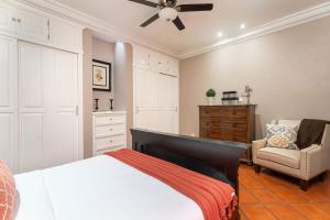 Casa Mimosa, 3BR Retreat with Rooftop & City Views