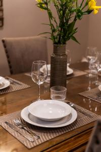 Casa Mimosa, 3BR Retreat with Rooftop & City Views