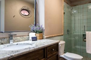 Casa Mimosa, 3BR Retreat with Rooftop & City Views